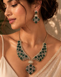Minimal Green pearls and stone choker set