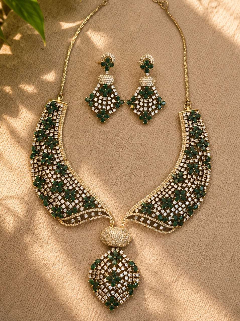 Minimal Green pearls and stone choker set